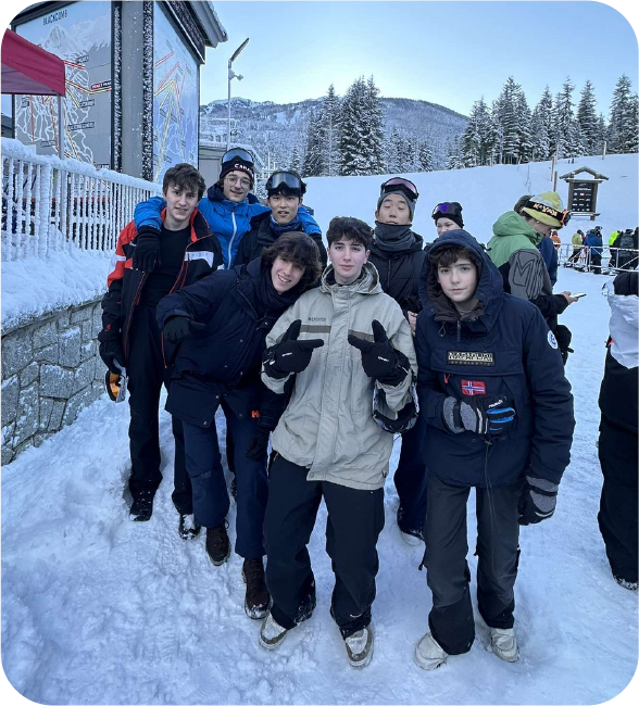 Schüler beim Schüleraustausch in einer Gruppe in Kanada im Schnee auf einem Berg