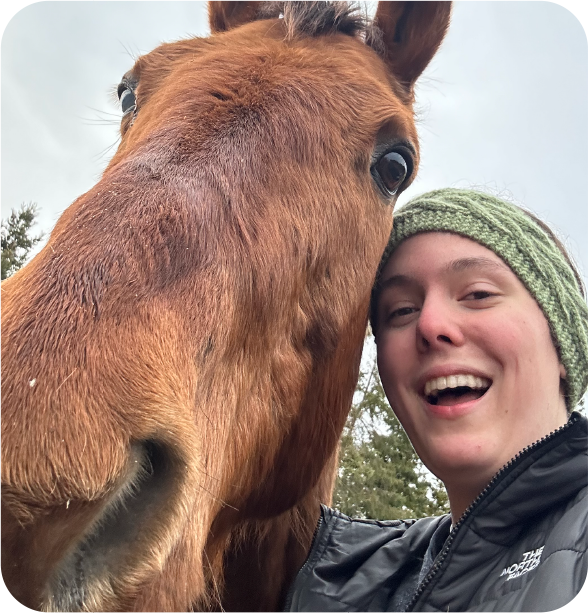 Schülerin beim Schüleraustausch mit einem Pferd in der Natur