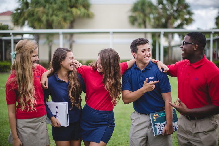 Eine Gruppe von Schüler:innen in Schuluniform